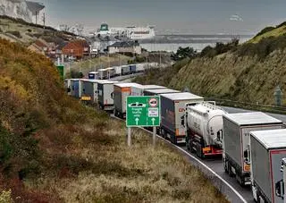 Kolejki do portu w Dover po burzy Ciaran