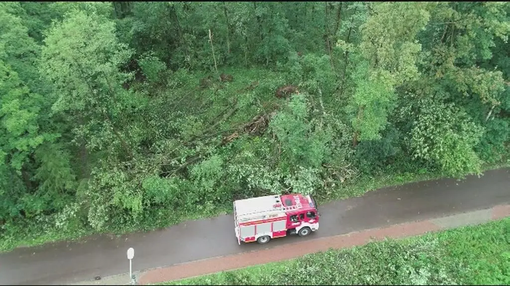 Zniszczenia po przejściu trąby powietrznej