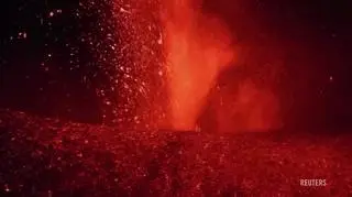 Wulkan Cumbre Vieja pluje lawą i wyrzuca opary
