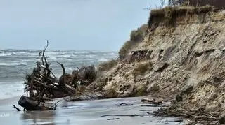 Fale morskie uszkodziły klif w Lubiatowie