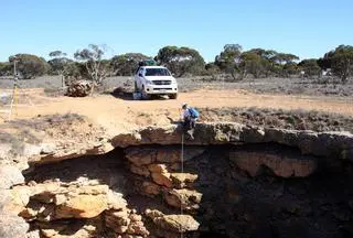 Jedna z jaskiń na równinie Nullarbor Plain