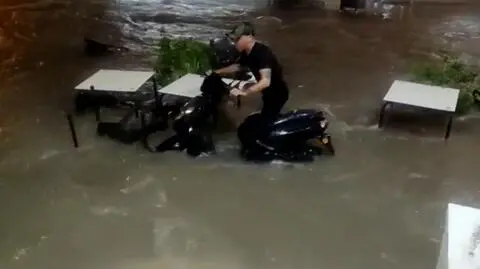 Ulice zmieniły się w rwące potoki, wody powodziowe porywały krzesła i stoły