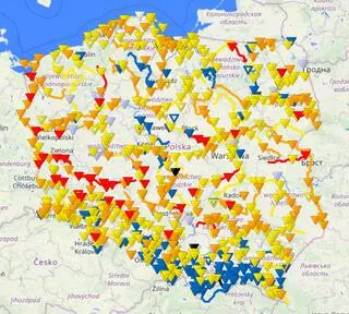 Na mapie stacje oraz rzeki, gdzie zaobserwowano przekroczenie stanów alarmowych, zaznaczone są na czerwono. Kolor pomarańczowy oznacza przekroczenie stanów ostrzegawczych, zaś żółty - strefę stanów wysokich. Punkty zaznaczone na niebiesko to średni przepływ wody, zaś czarny - niski. 