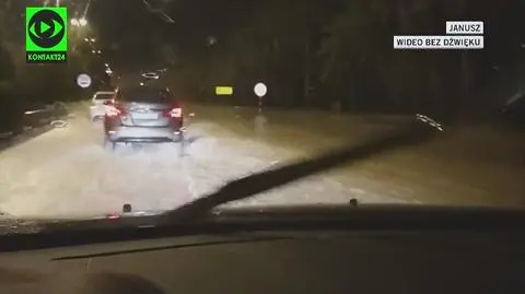 Samochody z trudem pokonują ulicę w Abu Zabi
