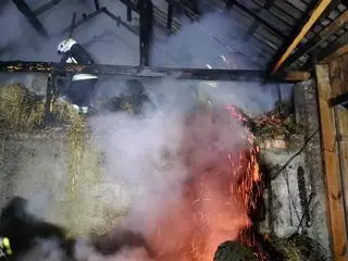 Pożar stodoły od uderzenia pioruna w powiecie jasielskim