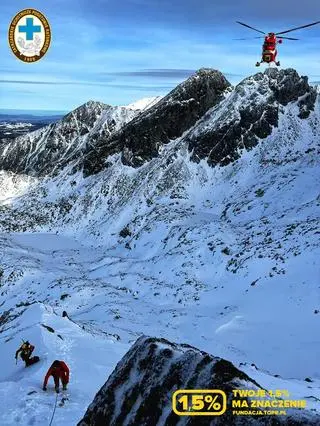 Ewakuacja turystów na Pośredniej Turni