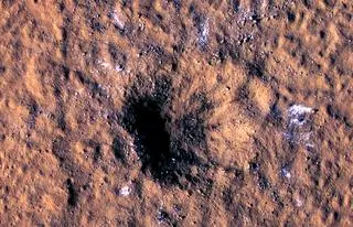 Krater otoczony bryłami marsjańskiego lodu