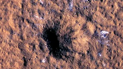 Krater otoczony bryłami marsjańskiego lodu
