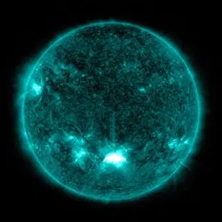 Rozbłysk słoneczny zaobserwowany 28.10.21 przez Solar Dynamics Observatory NASA