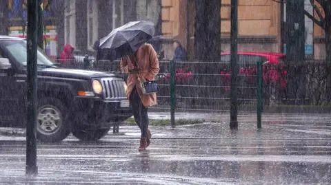 Uwaga na intensywne opady deszczu i silniejszy wiatr. Pogoda w weekend też nie rozpieści