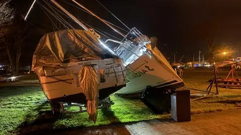 Tysiące osób nadal bez prądu, opóźnionych kilkaset pociągów, strażak z obrażeniami. Wichury w Polsce