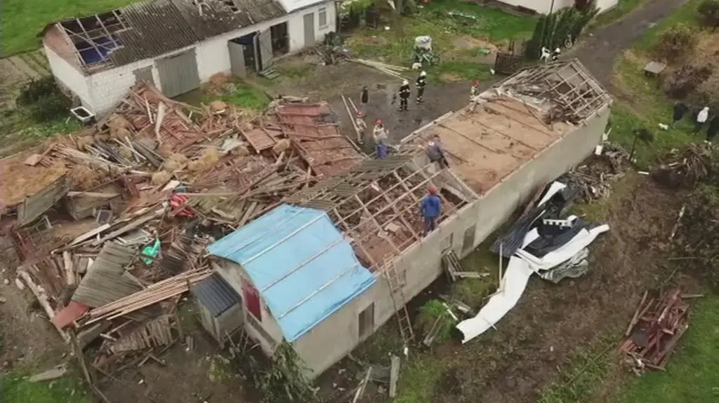 Służby zabezpieczają dachy zniszczone podczas trąby powietrznej