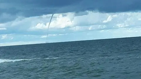 Trąba wodna wirowała nad Bałtykiem. "Były ciemne chmury i zaczął tworzyć się lej"