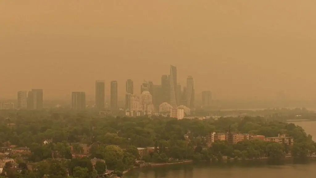 Niebo nad Toronto było przed południem szarożółte