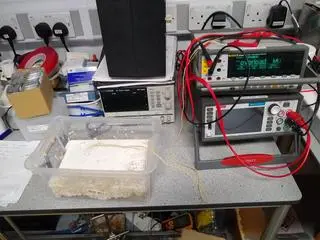 Pomiar elektryczny impulsów przekazywanych przez grzyby