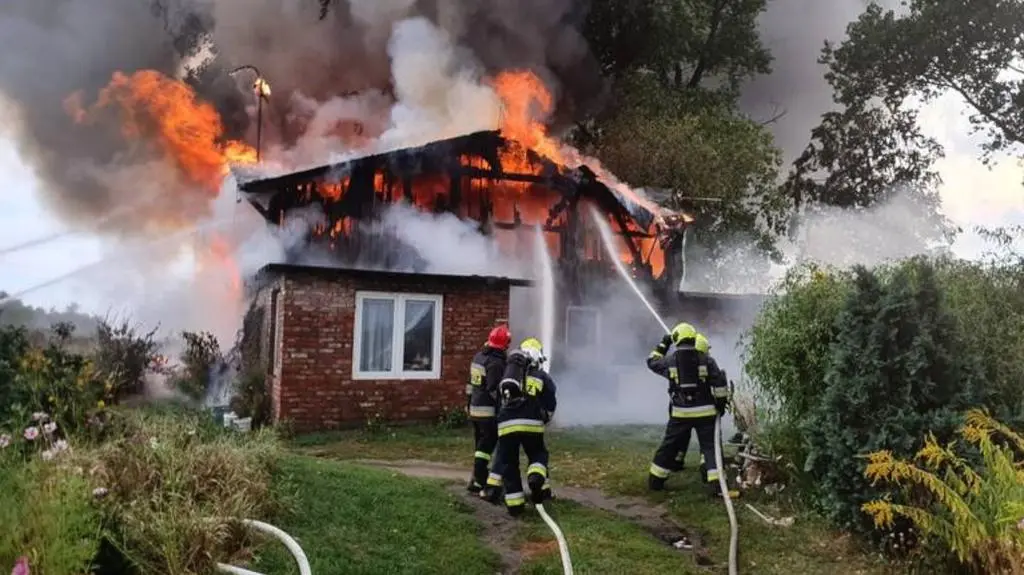 Strażacy gasili pożar domu w Starogardzie Gdańskim