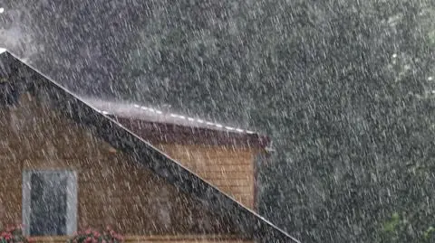 Jutro deszcz niemal wszędzie. Będą duże różnice temperatury