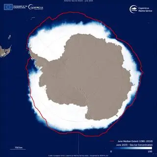 Zasięg lodu antarktycznego w czerwcu 2023 roku. Czerwona linia zaznacza średni zasięg z lat 1981-2010