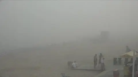 Na plaży we Władysławowie nie było widać morza. Skąd wzięła się gęsta mgła?