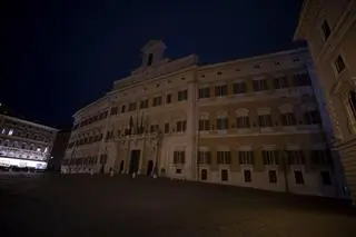 Wyłączone światła na placu Monte Citorio w Rzymie