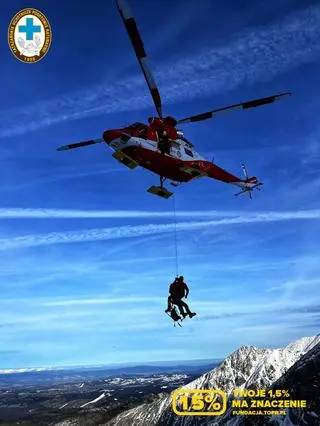 Ewakuacja turystów na Pośredniej Turni