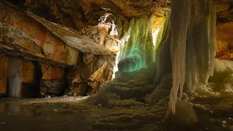 Wnętrze jednej z lodowych jaskiń w Austrii