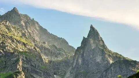 Mnich widoczny po prawej stronie