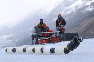 Pierwsza wersja robota EELS podczas testu na kanadyjskim lodowcu