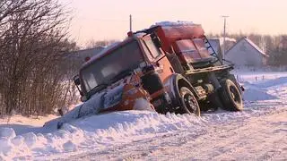 Pług śnieżny w rowie