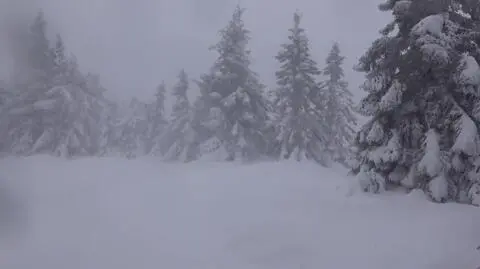 Porywy  na Śnieżce sięgały prawie 200 kilometrów na godzinę. Sytuacja w polskich górach