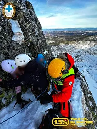 Ewakuacja turystów na Pośredniej Turni