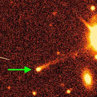 Aktywna asteroida 2015 VA108, która posiada ogon jak kometa, ale jest częścią głównego pasa asteroid między orbitami Marsa i Jowisza