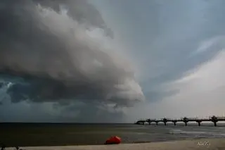 Wał szkwałowy widziany z Międzyzdrojów