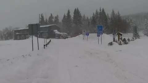 Sypie śnieg, a wiatr mocno się rozpędza. "Bądźcie czujni"