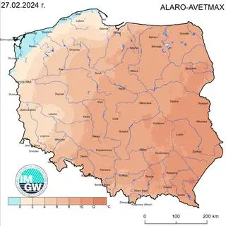 Anomalia prognozy temperatury maksymalnej na 27.02 względem charakterystyk wieloletnich (1991-2020)