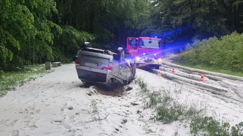 Zaspy gradu, dachowanie auta w Koszalinie. Gwałtowna pogoda na północy Polski