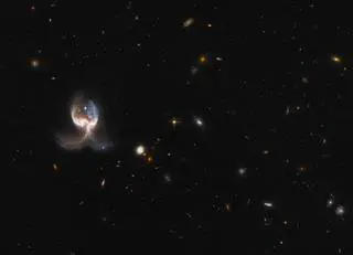 Dwie łączące się galaktyki na zdjęciu Kosmicznego Teleskopu Hubble'a