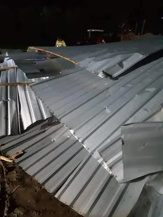 Na skutek silnego wiatru zerwana została blacha i spadła na zaparkowane samochody