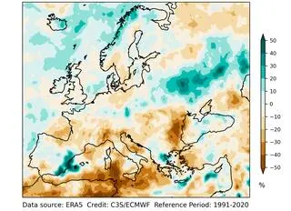 Roczne anomalie opadów nad Europą dla roku 2022, wyrażone jako procent średniej rocznej dla okresu referencyjnego 1991-2020