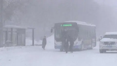 Kierowcy uwięzieni na drogach, zamknięte lotniska. W niektórych miejscach sypało przez 40 godzin