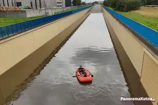 Pontonem po zalanej obwodnicy w Kutnie