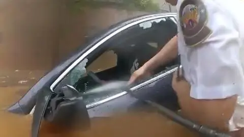 Mężczyzna uwięziony w zalanym aucie