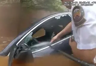Mężczyzna uwięziony w zalanym aucie