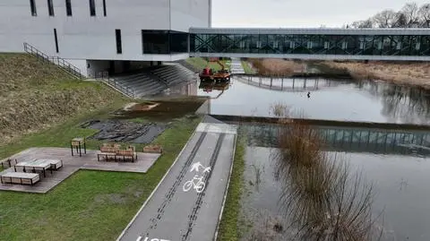 Woda zalała ścieżkę pieszo-rowerową w Poznaniu