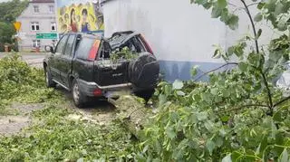 Zniszczony samochód po czwartkowej burzy w Szczecinku