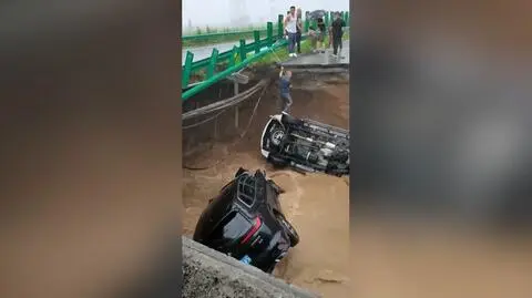 Samochody wpadły do zapadliska w moście. Nagranie