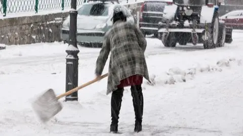 Nawet 15 centymetrów. Tyle śniegu może spaść w części kraju  