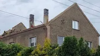 Zerwany dach w miejscowości Skrzypiec (pow. prudnicki) na Opolszczyźnie
