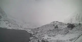 W Dolinie Pięciu Stawów Polskich spadł śnieg