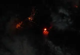 Cumbre Vieja rozświetla nocne niebo